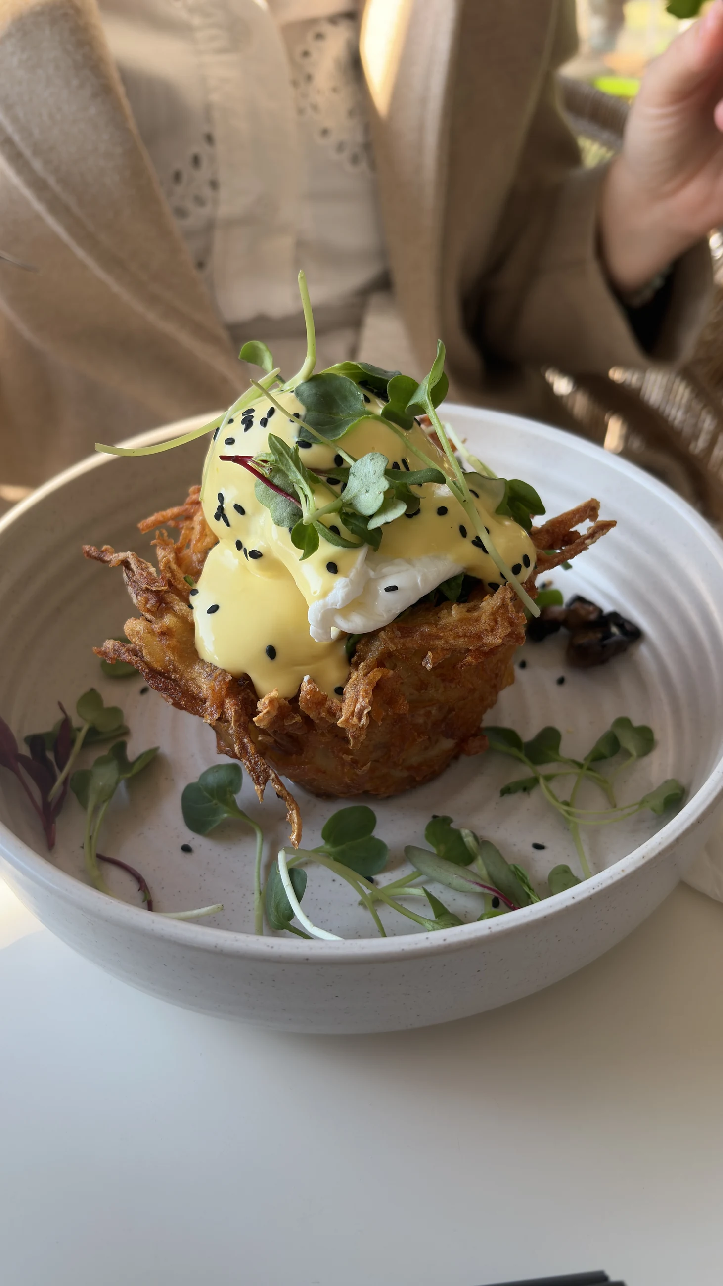 Poached egg and hollandaise on a crisp potato rosti
